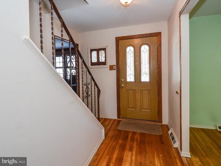 92 Iris Road Warminster, PA 18974 - Photo 4 of 19 Hallway
