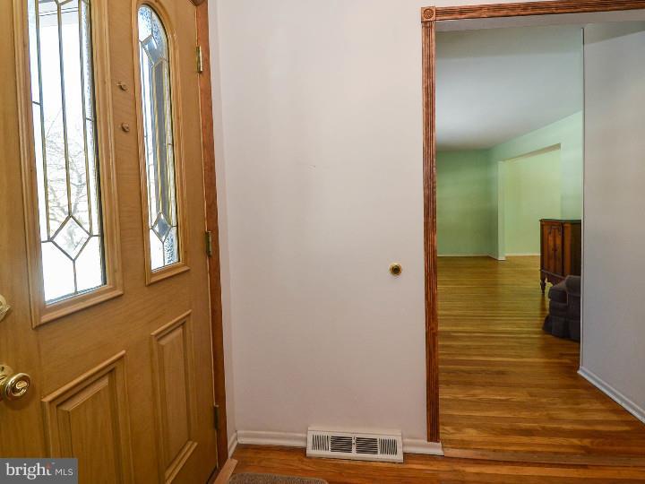 92 Iris Road Warminster, PA 18974 - Photo 5 of 19 Gallery Image 5