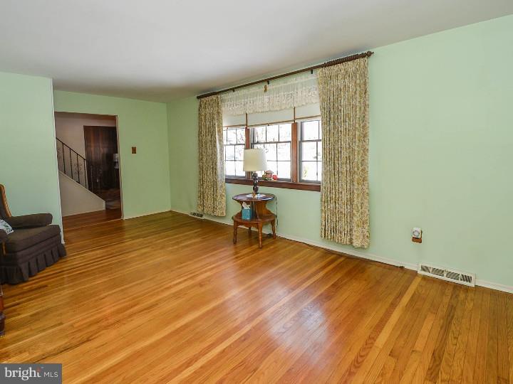 92 Iris Road Warminster, PA 18974 - Photo 6 of 19 Living Room