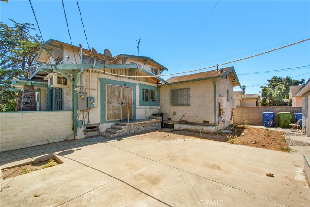 4301 Arlington Avenue Los Angeles, CA 90008 - Photo 11 of 18 a front view of a house with a garage
