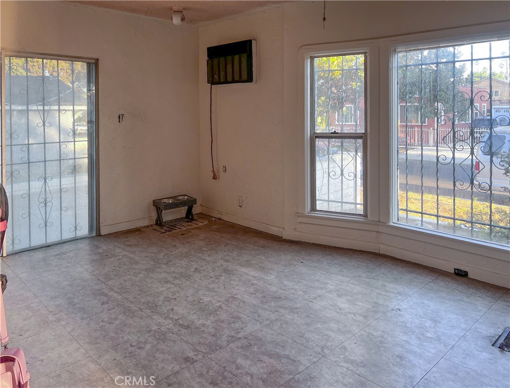 4301 Arlington Avenue Los Angeles, CA 90008 - Photo 16 of 18 an empty room with windows