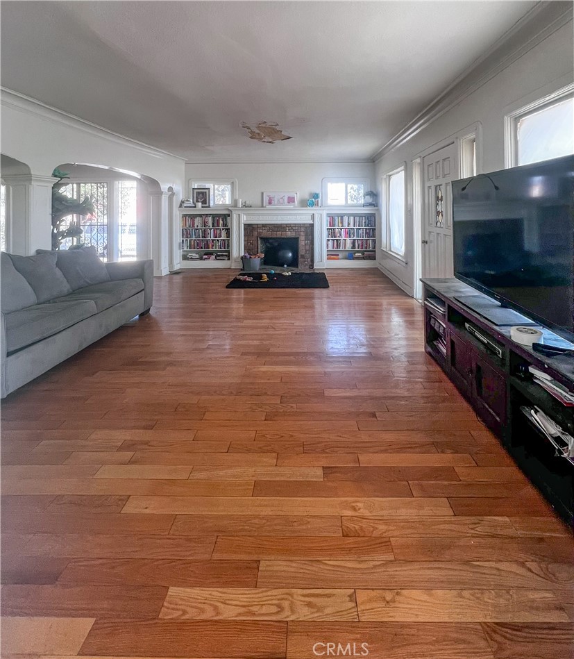 4301 Arlington Avenue Los Angeles, CA 90008 - Photo 18 of 18 a living room with furniture and a flat screen tv
