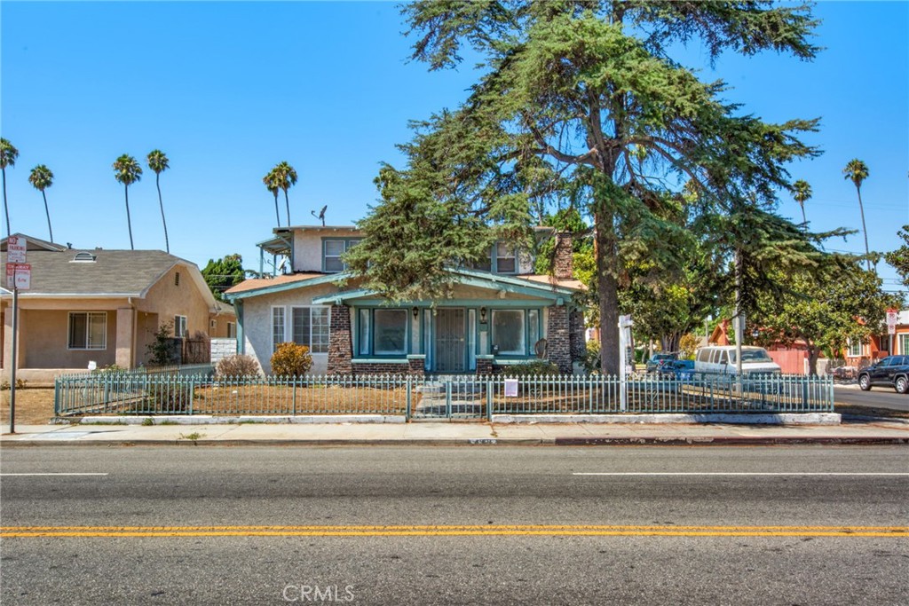 4301 Arlington Avenue Los Angeles, CA 90008 - Photo 3 of 18 a view of a building with a garden