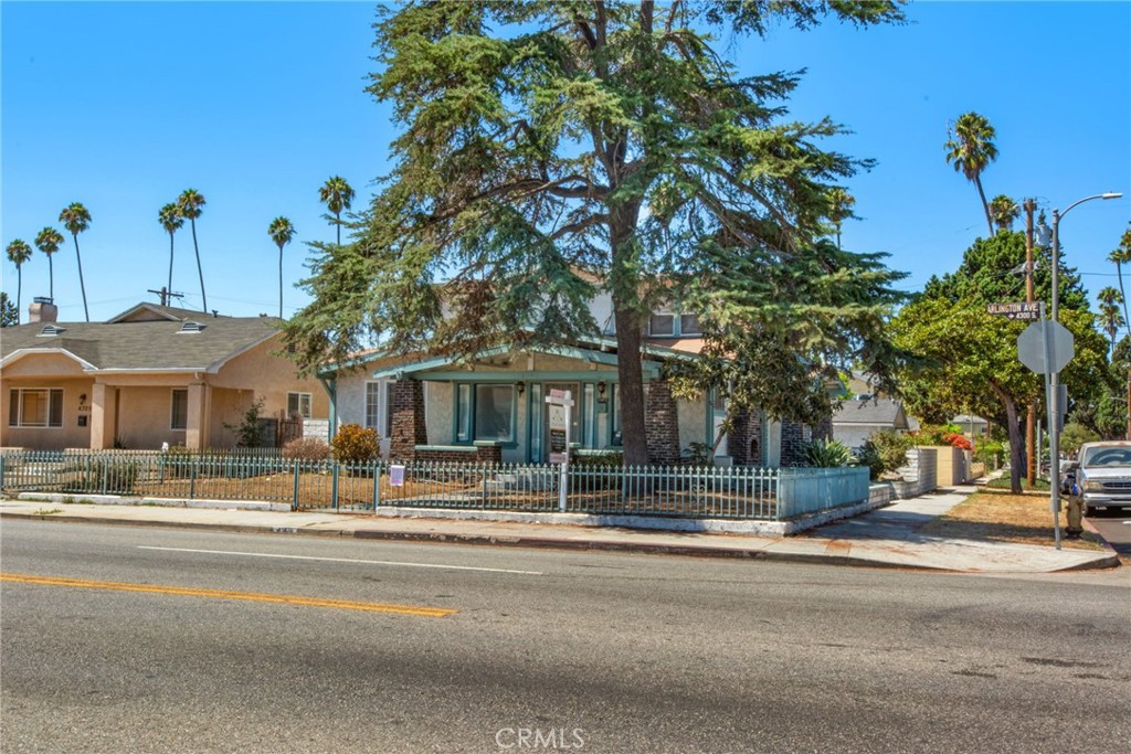 4301 Arlington Avenue Los Angeles, CA 90008 - Photo 4 of 18 a view of street with houses