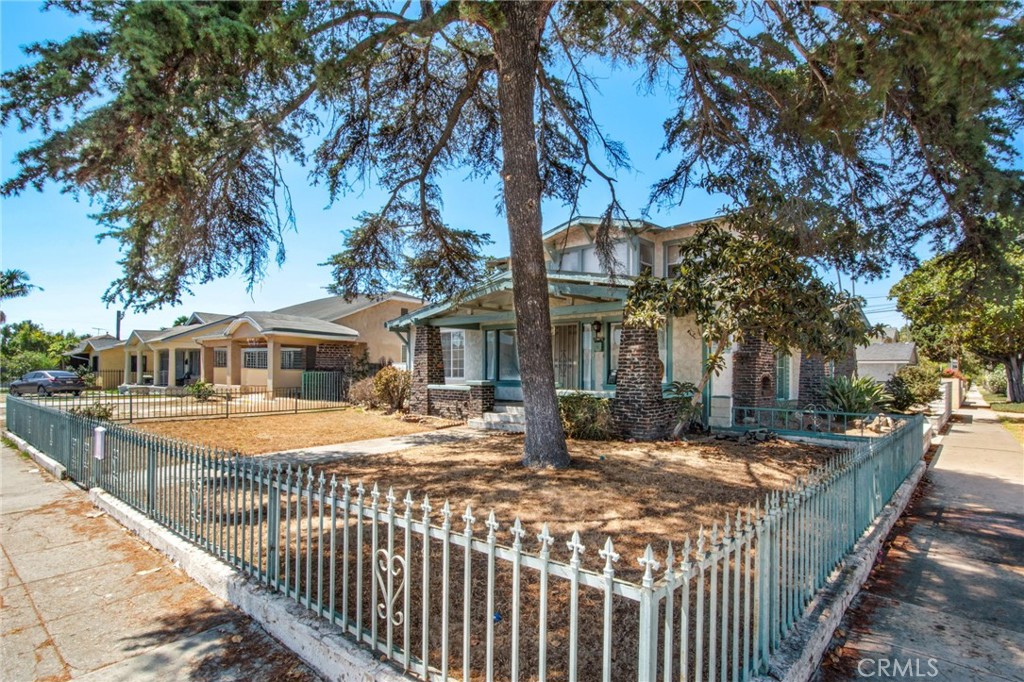 4301 Arlington Avenue Los Angeles, CA 90008 - Photo 5 of 18 a front view of a house with a yard