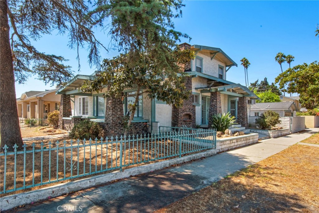 4301 Arlington Avenue Los Angeles, CA 90008 - Photo 6 of 18 a front view of a house with a yard
