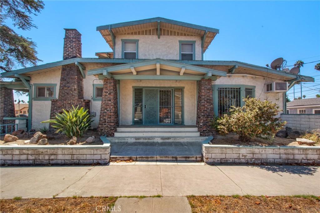4301 Arlington Avenue Los Angeles, CA 90008 - Photo 7 of 18 a front view of a house with porch