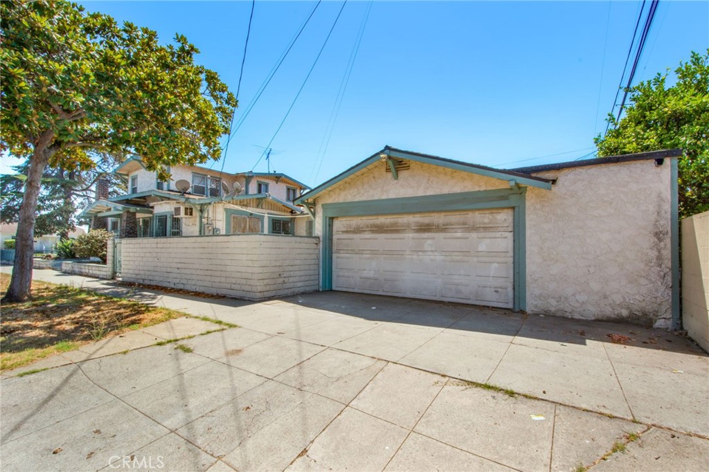 4301 Arlington Avenue Los Angeles, CA 90008 - Photo 8 of 18 a front view of a house with a yard