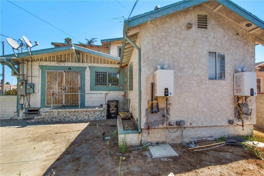 4301 Arlington Avenue Los Angeles, CA 90008 - Photo 10 of 18 a front view of a house with a yard