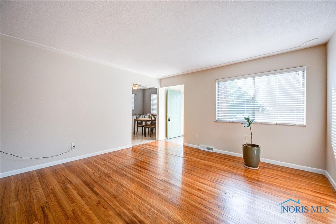 815 River Road Maumee, OH 43537 - Photo 2 of 27 LIVING ROOM