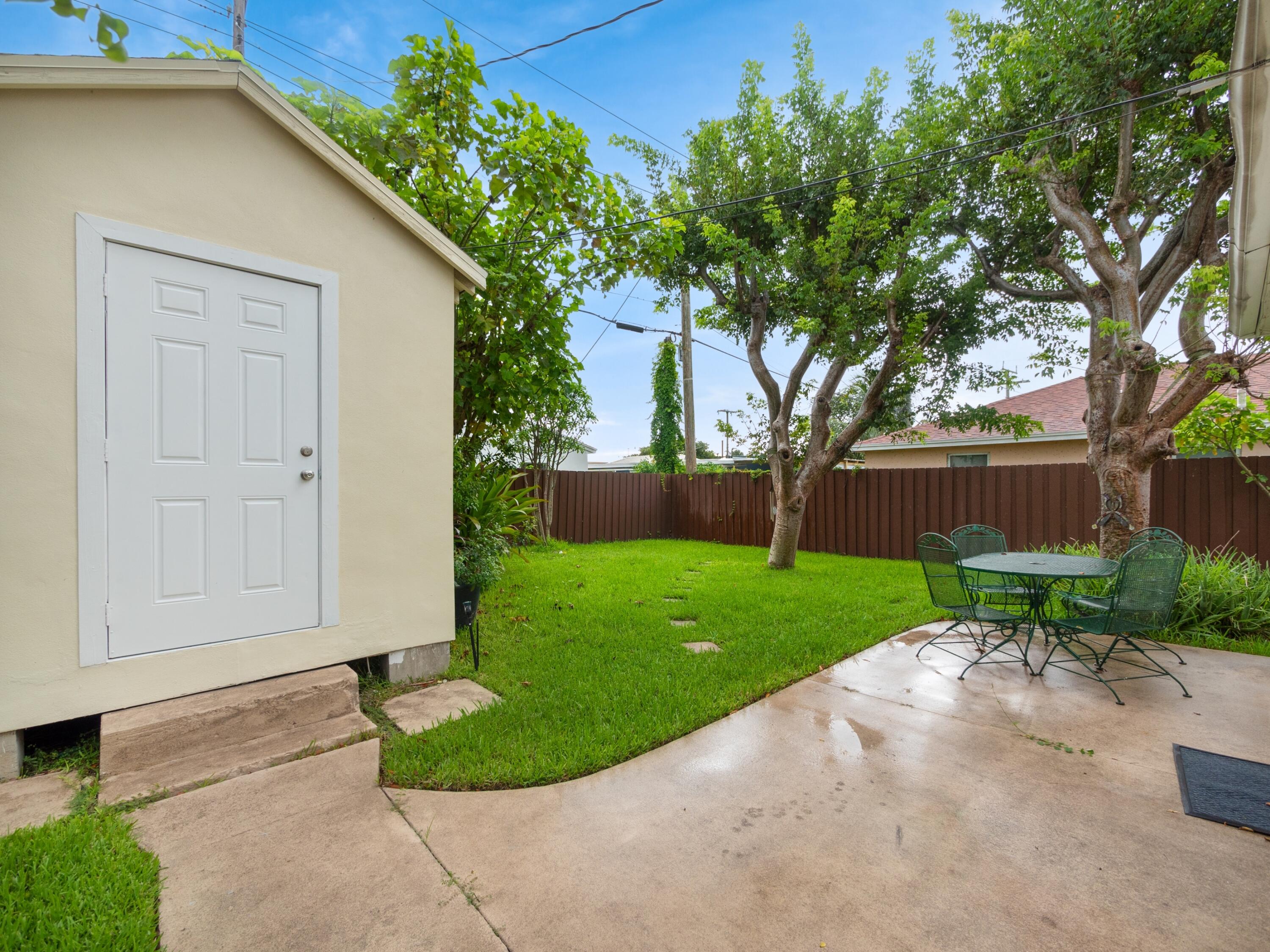 421 Pilgrim Road West Palm Beach, FL 33405 - Photo 12 of 23 011
