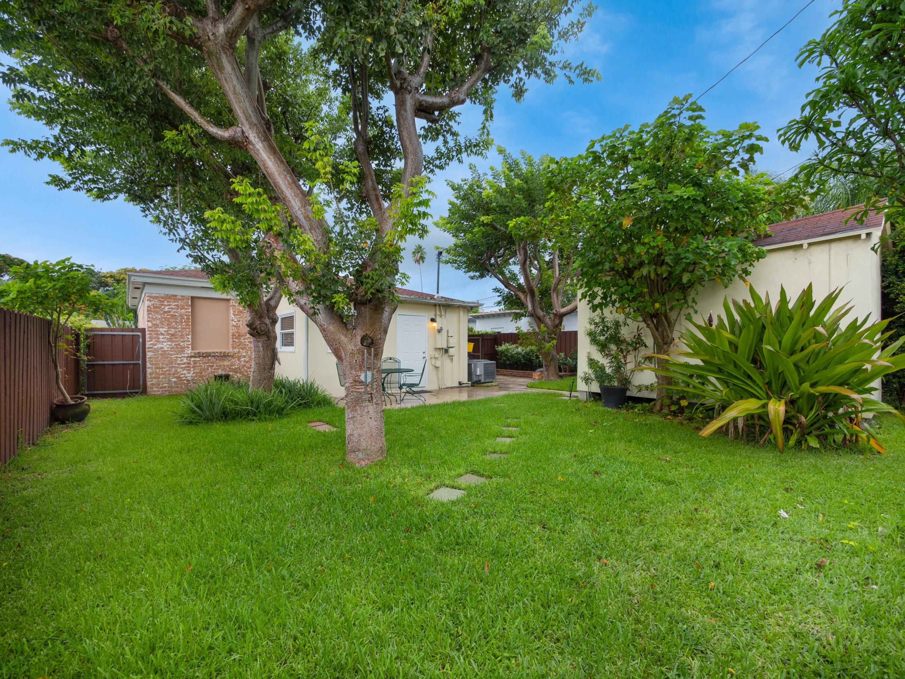 421 Pilgrim Road West Palm Beach, FL 33405 - Photo 14 of 23 010