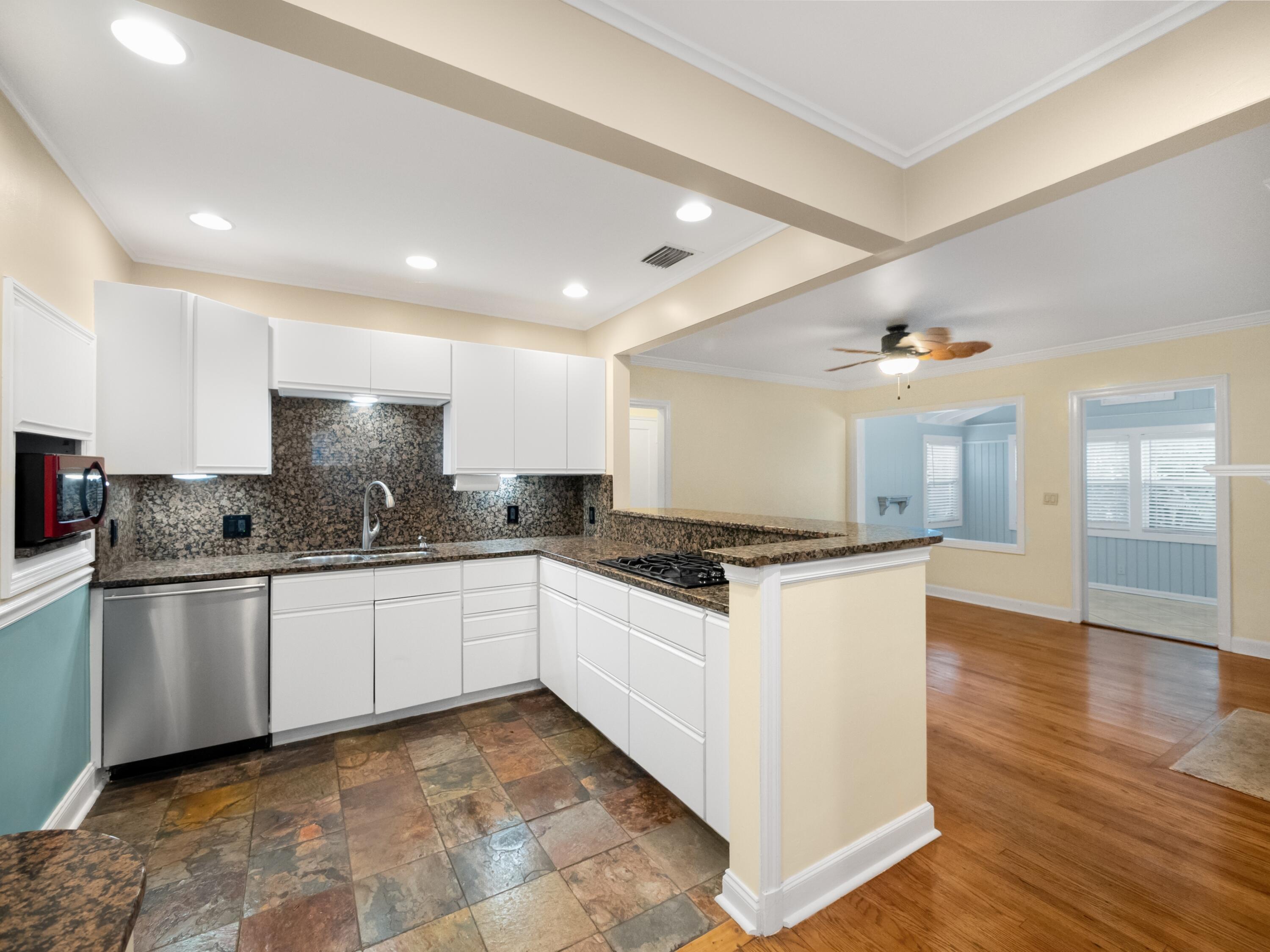 421 Pilgrim Road West Palm Beach, FL 33405 - Photo 6 of 23 002
