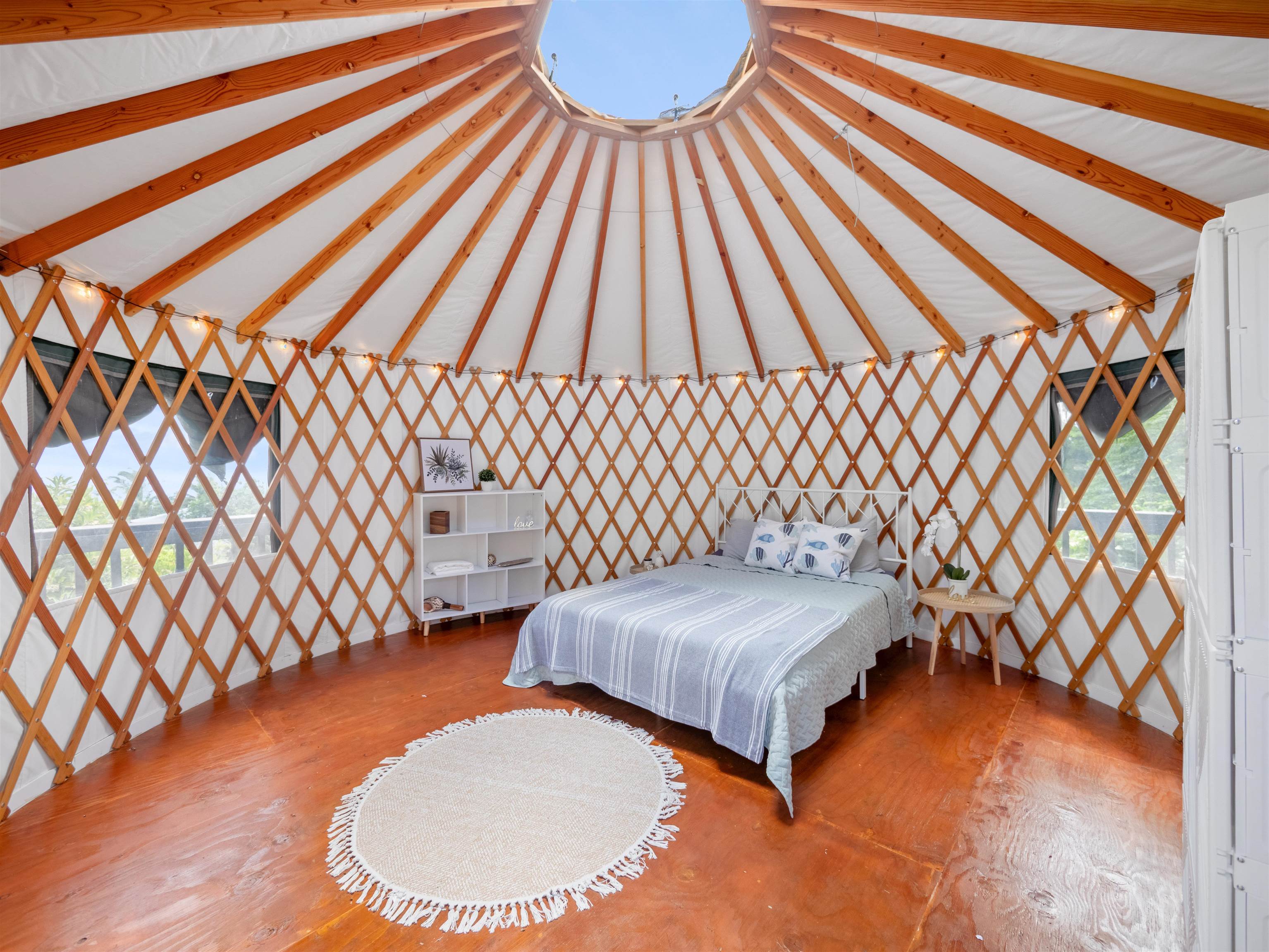 44 Hanauana Road Haiku, HI 96708 - Photo 31 of 45 a bedroom with a bed and a chair