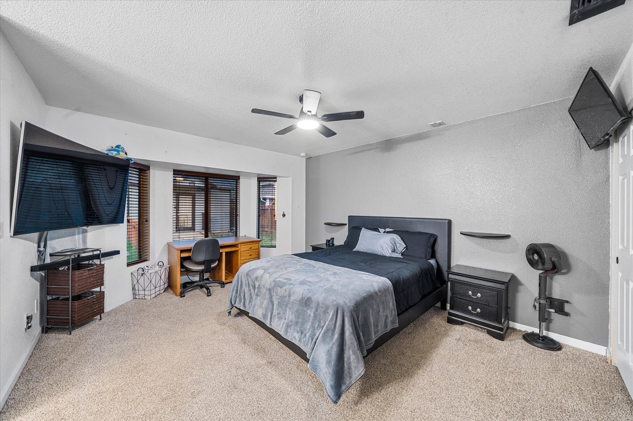 5808 Constitution Way Redding, CA 96003 - Photo 13 of 42 13-BiggerFlow Real Estate Media-13