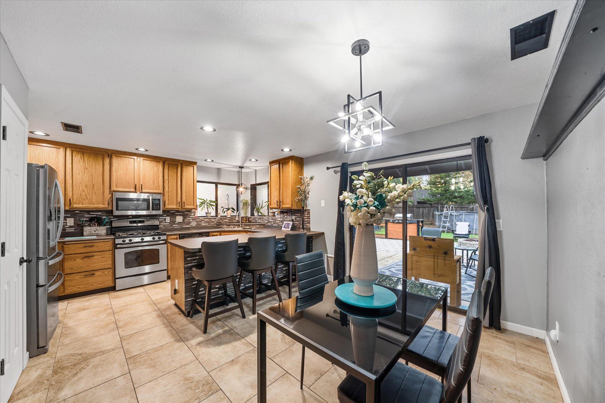 5808 Constitution Way Redding, CA 96003 - Photo 5 of 42 07-BiggerFlow Real Estate Media-8