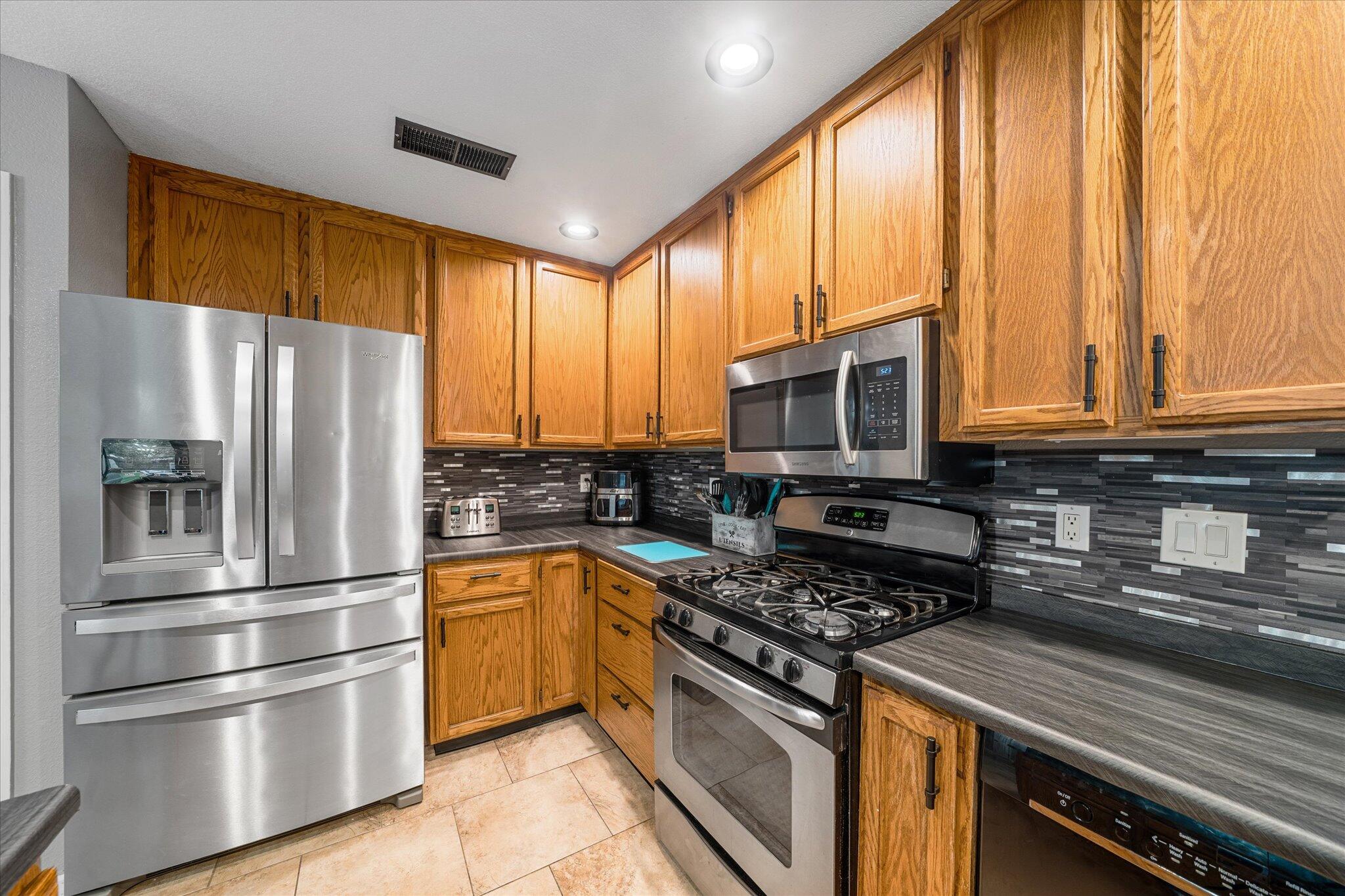 5808 Constitution Way Redding, CA 96003 - Photo 9 of 42 11-BiggerFlow Real Estate Media-12