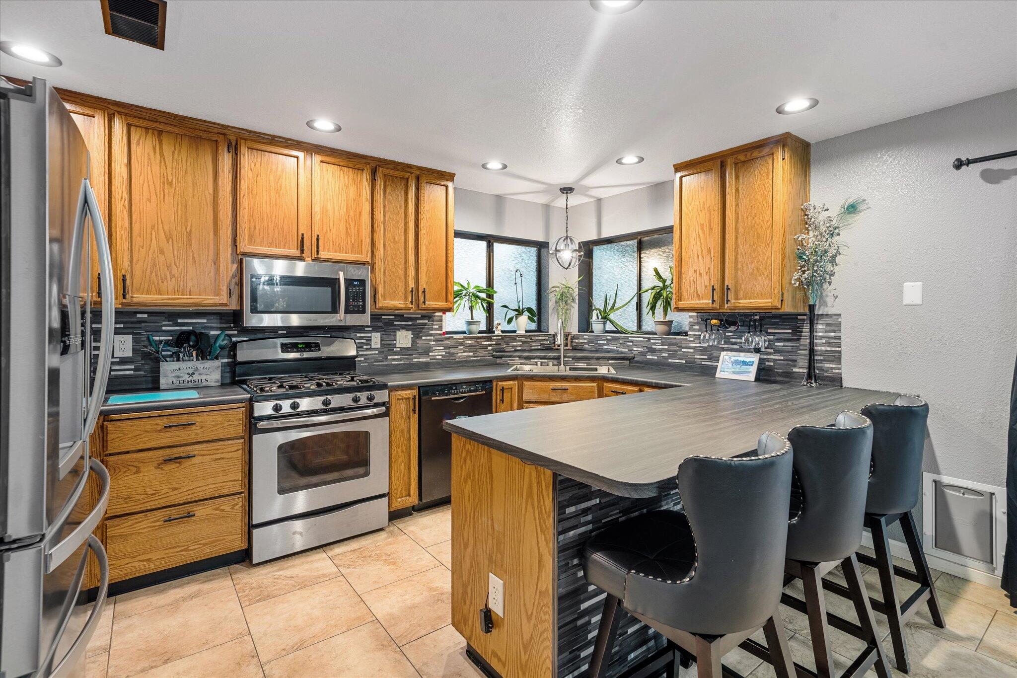 5808 Constitution Way Redding, CA 96003 - Photo 10 of 42 09-BiggerFlow Real Estate Media-10