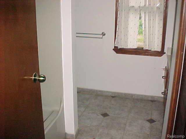 3270 Devondale Road Rochester, MI 48309 - Photo 13 of 25 1st floor bath