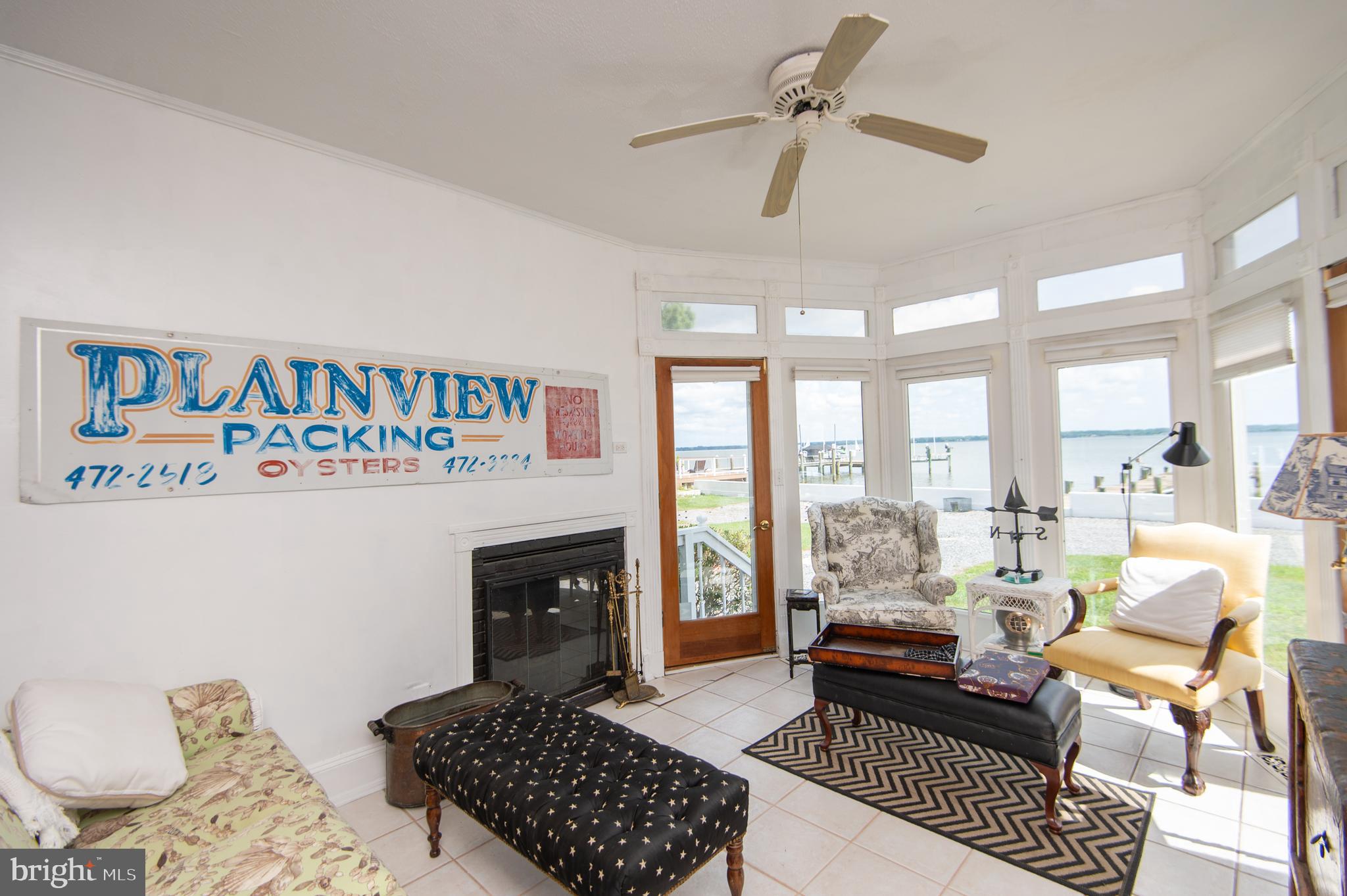 1 West End Avenue Cambridge, MD 21613 - Photo 13 of 33 a living room with furniture