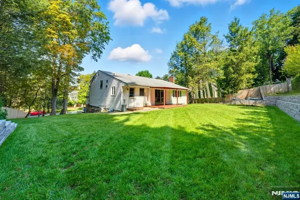 a view of a house with backyard and garden