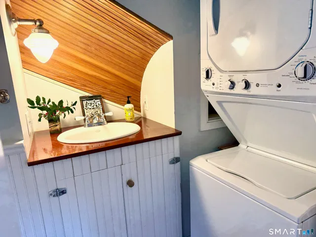 $2,250 | 137 Water Street, Unit 2, Stonington, CT 06378