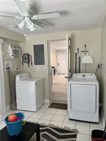 $2,900 | 2415 Grant Street, Hollywood, FL 33020