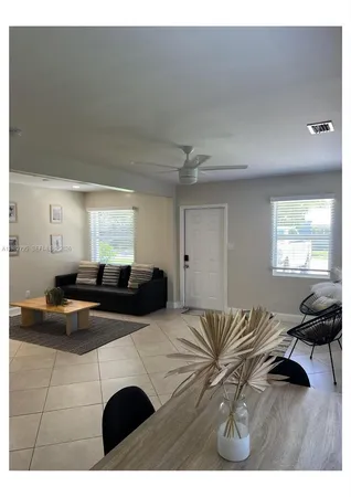 $2,900 | 2415 Grant Street, Hollywood, FL 33020