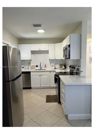 $2,900 | 2415 Grant Street, Hollywood, FL 33020