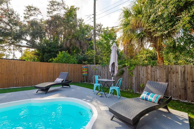 a view of a back yard