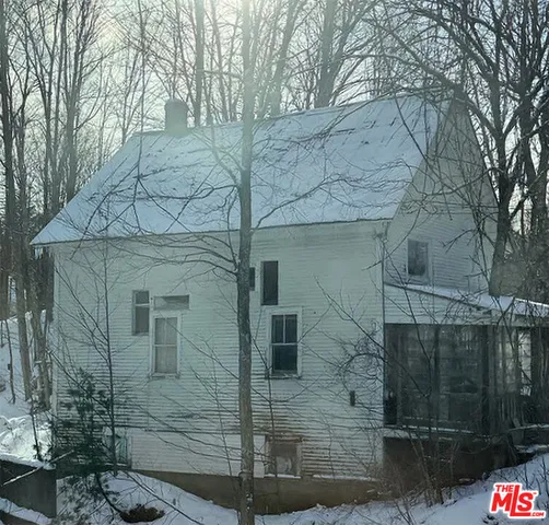 a view of a pathway of a house