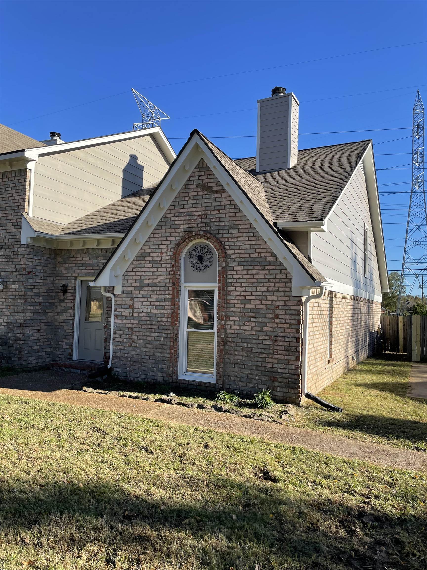 242 South Walnut Bend Road Memphis, TN 38018 - Photo 1 of 17 View of front facade with a front yard