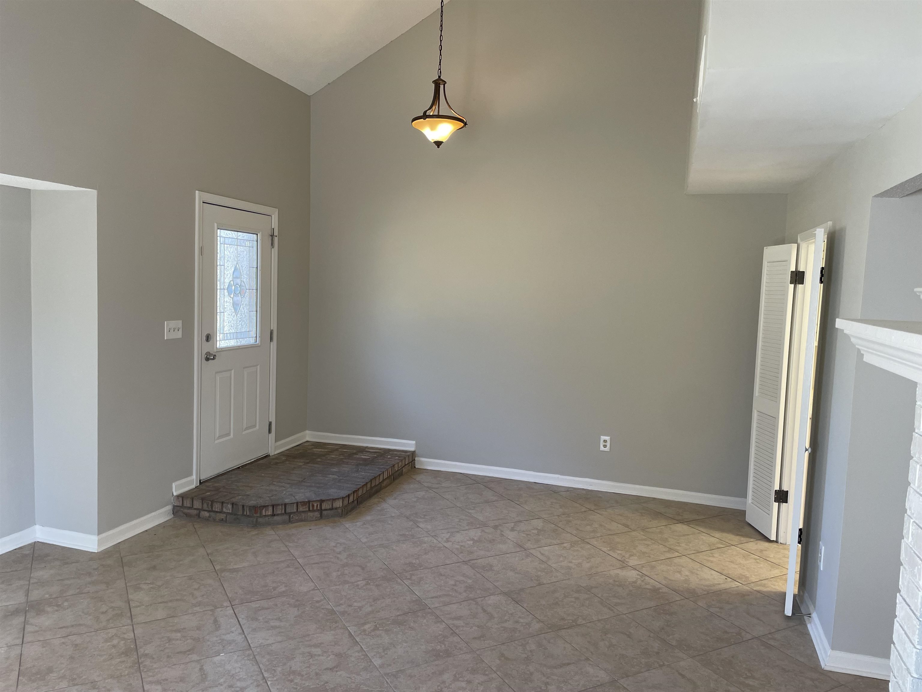 242 South Walnut Bend Road Memphis, TN 38018 - Photo 3 of 17 Entryway with lofted ceiling