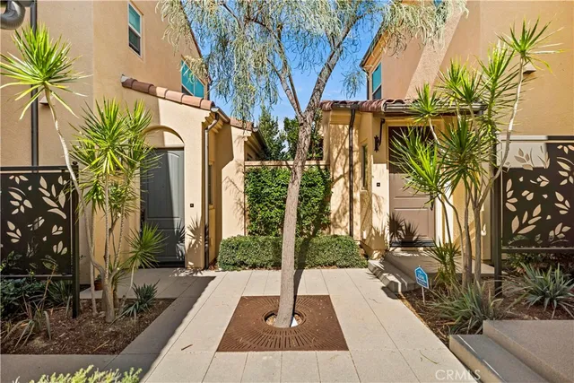 a view of a pathway with house on both side