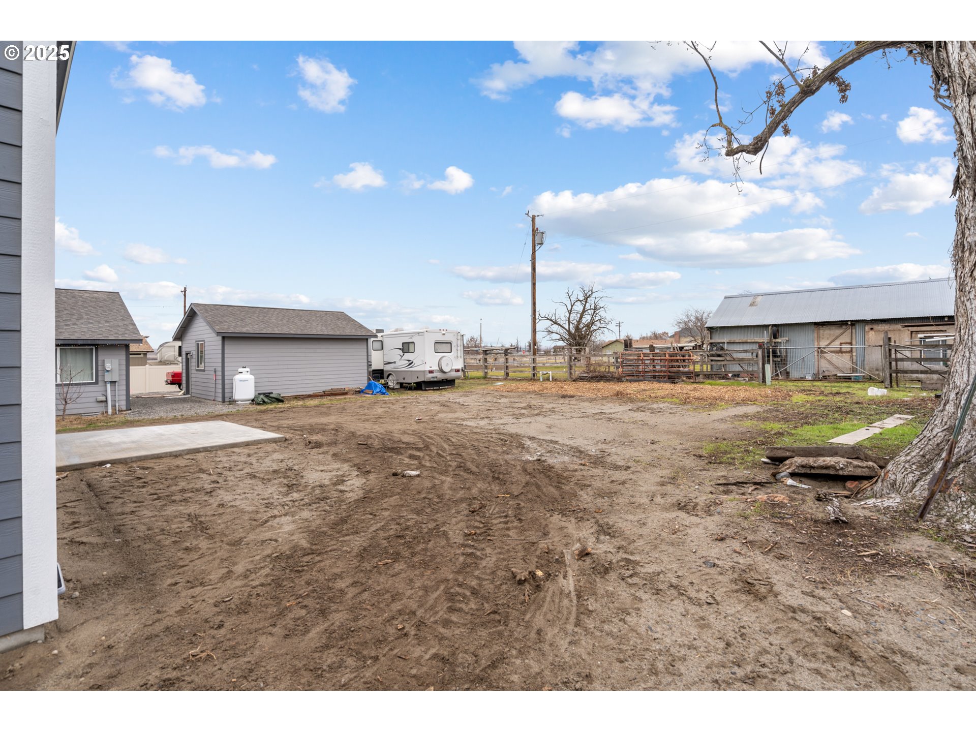 360 Southeast 4th Street Irrigon, OR 97844 - Photo 13 of 36 a living room with furniture