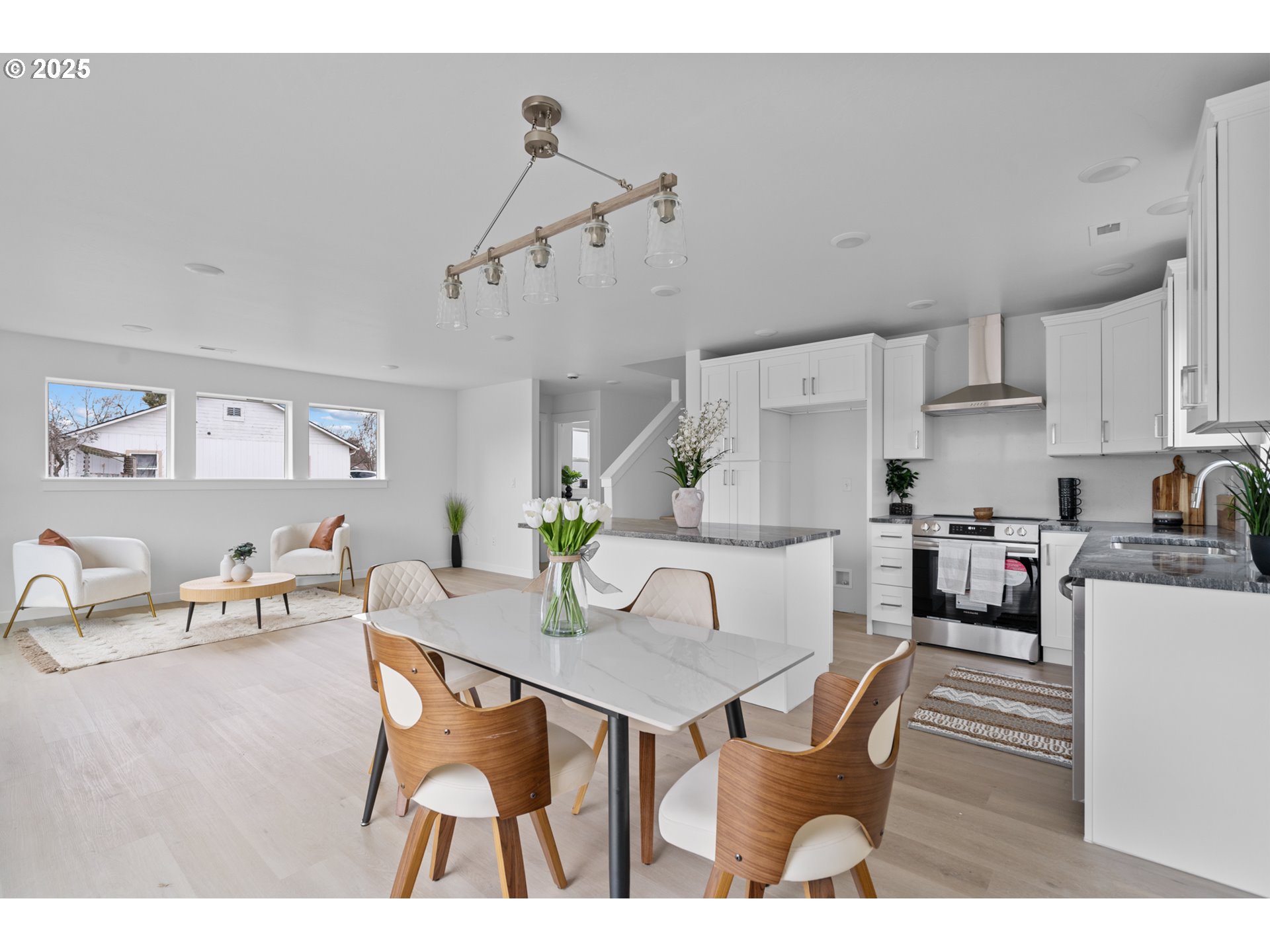 360 Southeast 4th Street Irrigon, OR 97844 - Photo 20 of 36 a dining room with furniture and window