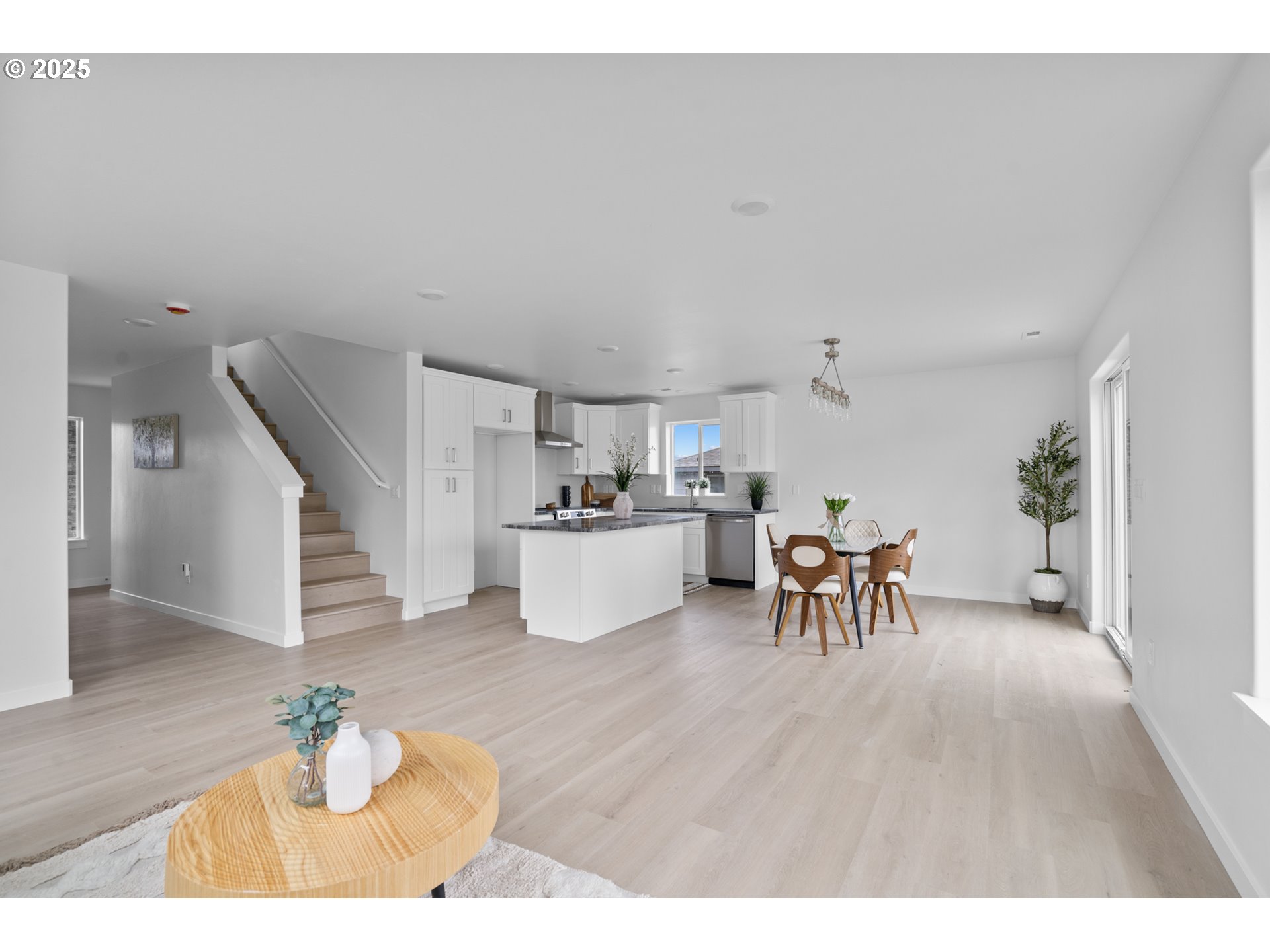 360 Southeast 4th Street Irrigon, OR 97844 - Photo 25 of 36 a living room with furniture and a table
