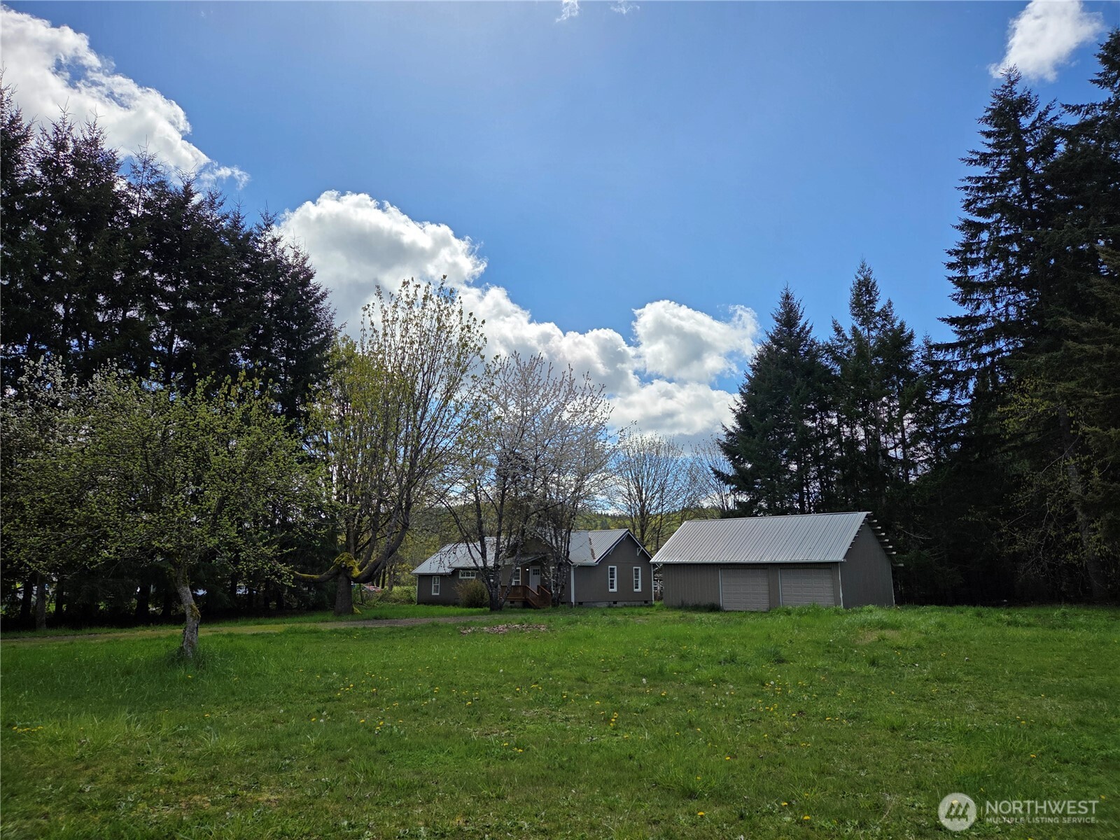 175 Stevens Road Chehalis, WA 98532 - Photo 3 of 32 a front view of a house with garden