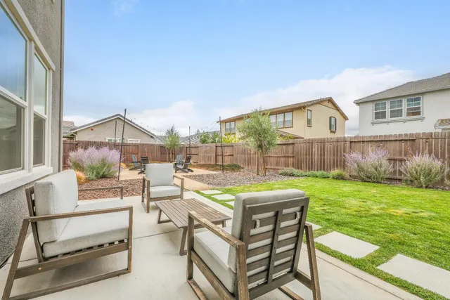 a view of a backyard