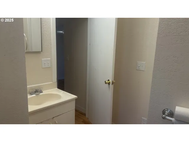 $395,000 | 312 Southeast Front Street, Oakland, OR 97462