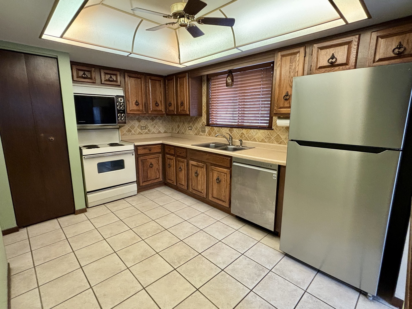 9168 S Road, Unit A Palos Hills, IL 60465 - Photo 2 of 14 a kitchen with stainless steel appliances granite countertop a refrigerator a stove top oven a sink and dishwasher