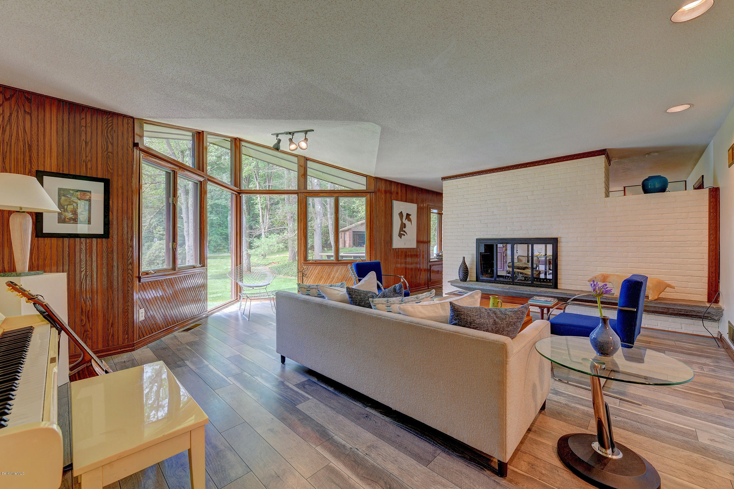 475 Hancock Road Pittsfield, MA 01201 - Photo 12 of 41 4-Living Room