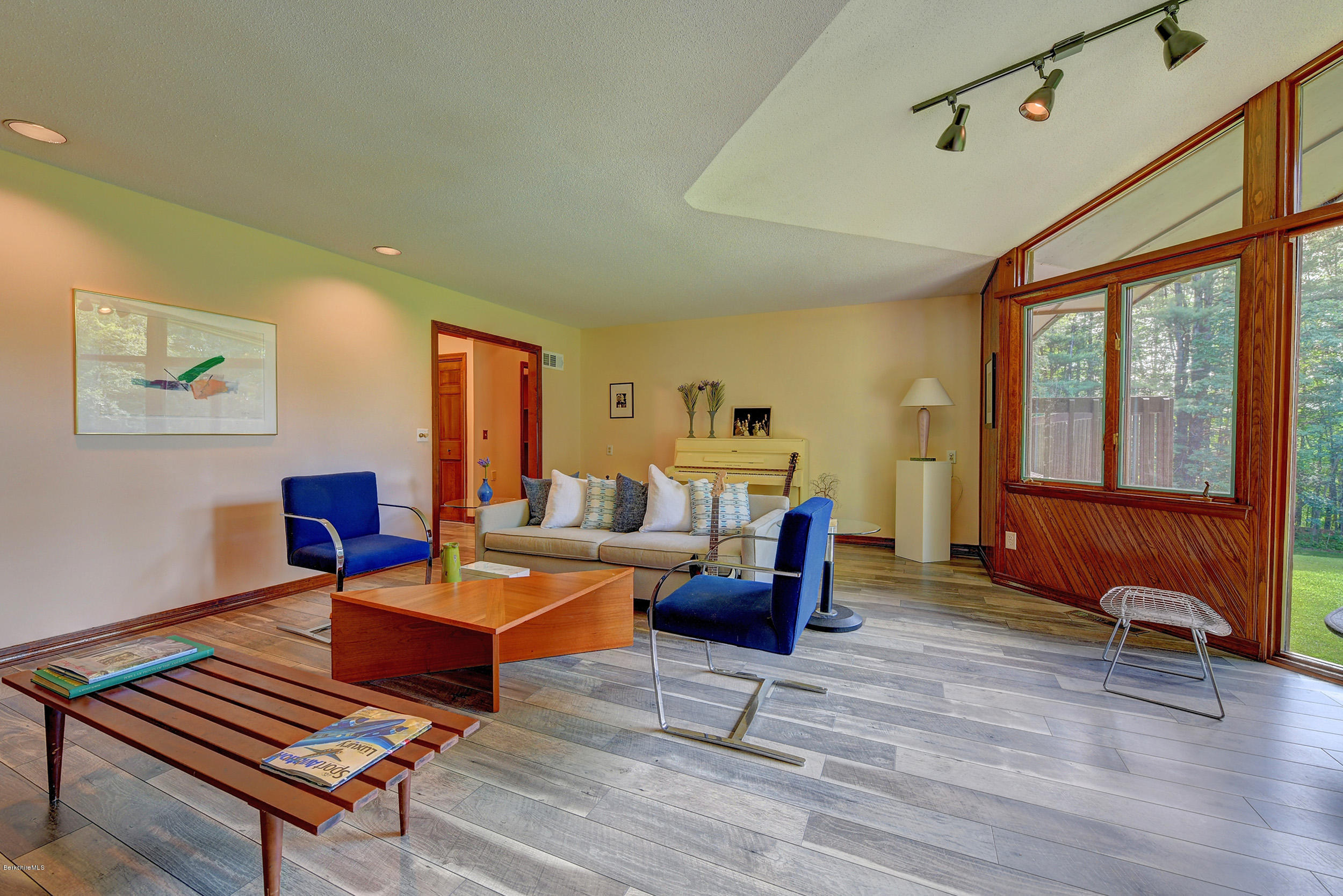 475 Hancock Road Pittsfield, MA 01201 - Photo 15 of 41 7-Living Room