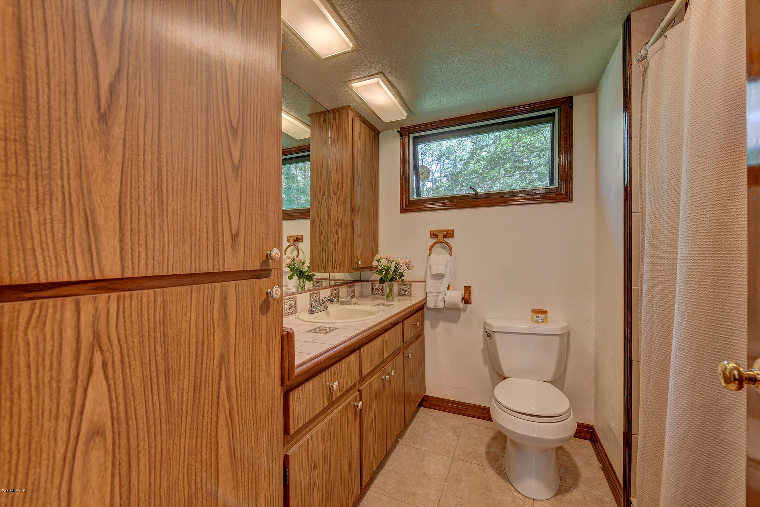 475 Hancock Road Pittsfield, MA 01201 - Photo 25 of 41 Master Bathroom