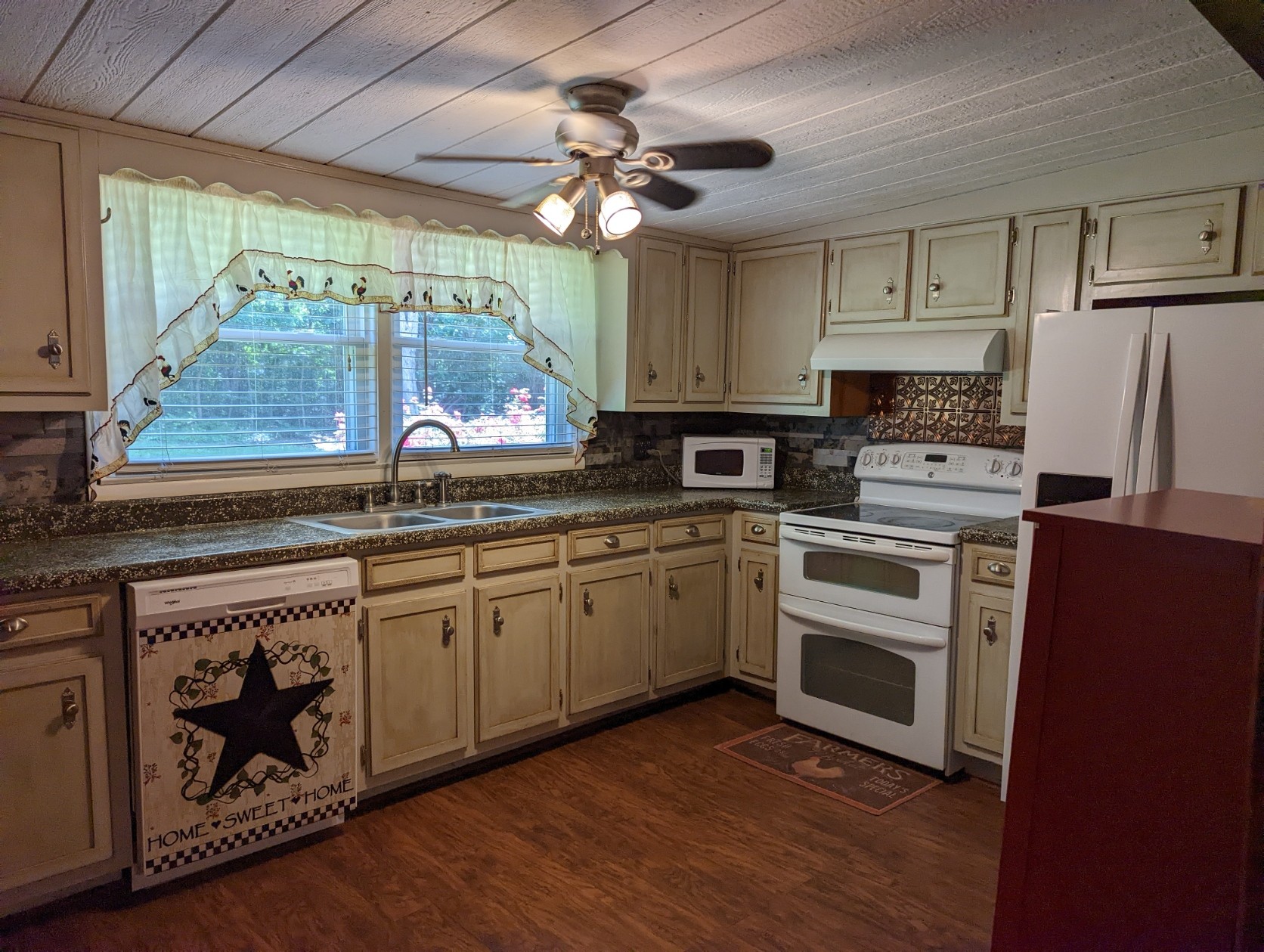 4747 Jones Road Christiana, TN 37037 - Photo 16 of 29 a kitchen with a stove a sink and a refrigerator