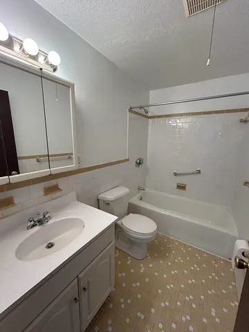 $2,100 | 2 Victory Road, Unit 27, Lynn, MA 01902