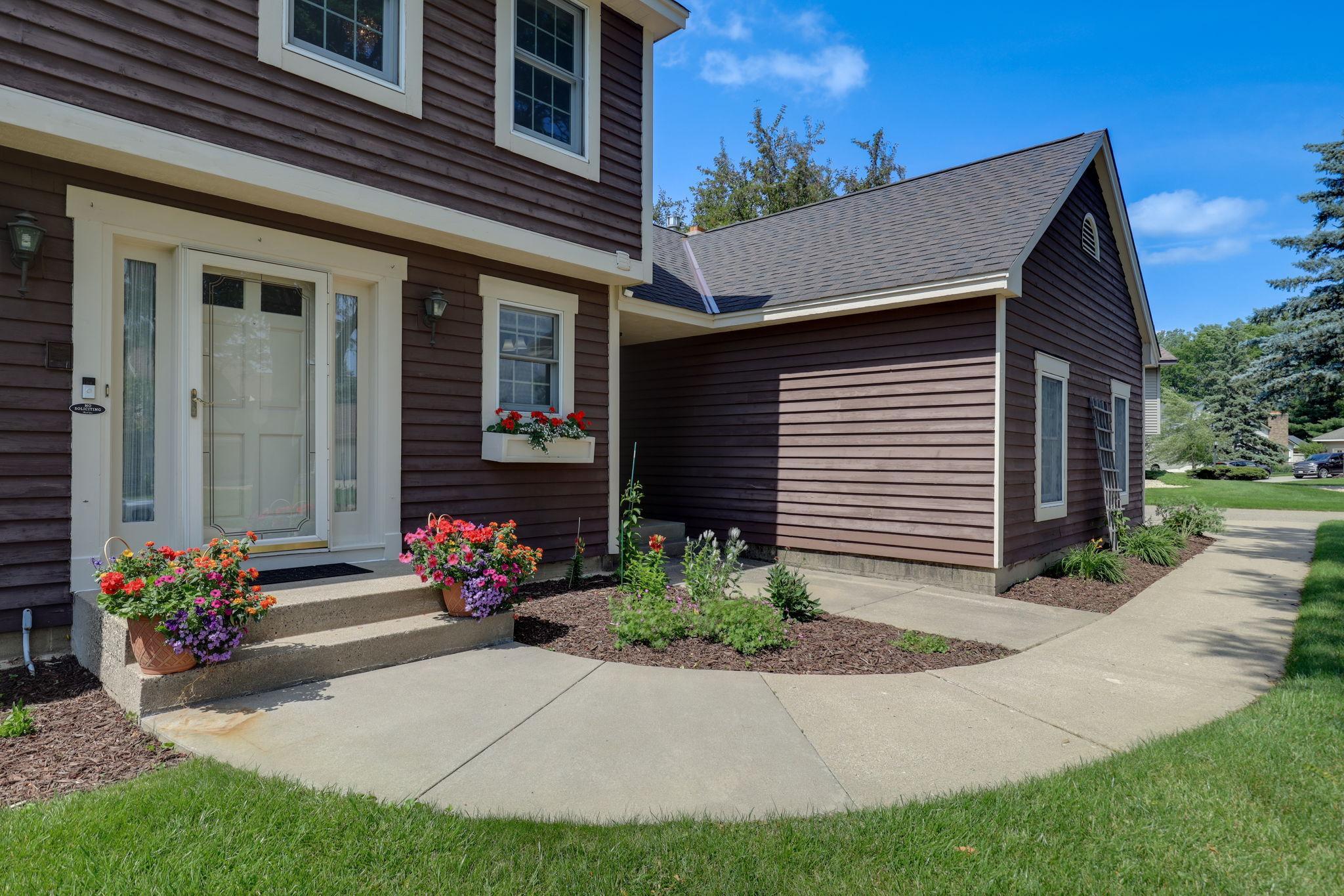 455 Highpoint Curve Maplewood, MN 55119 - Photo 3 of 44