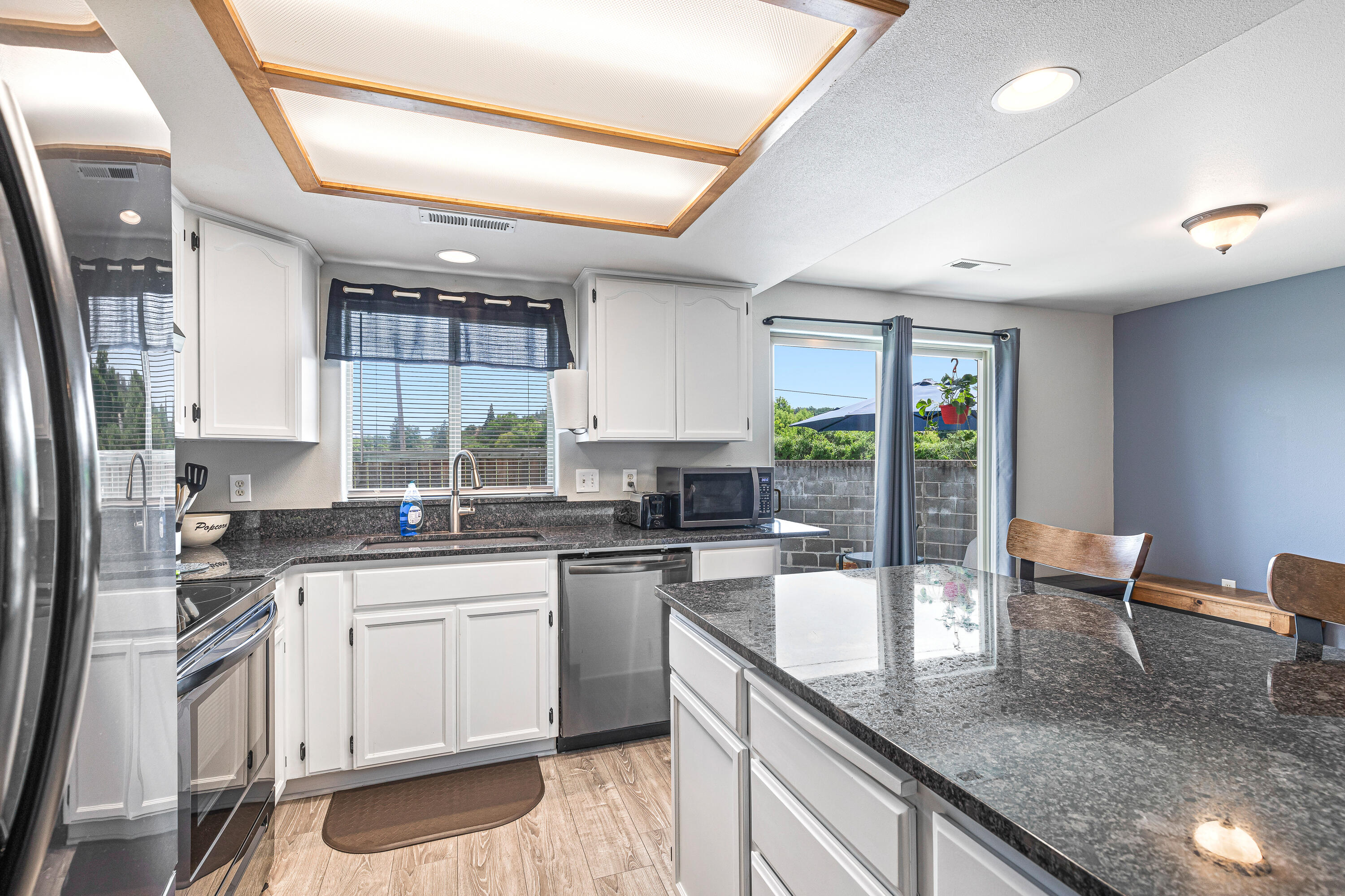 306 Sandi Way Eagle Point, OR 97524 - Photo 12 of 33 9R9A9299