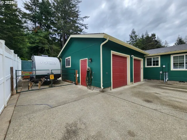 a view of a house with backyard and trees