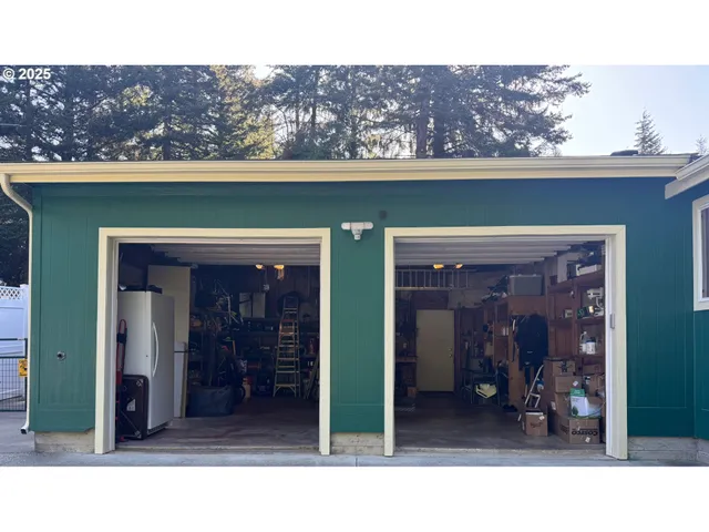 a black and white photo of a living room